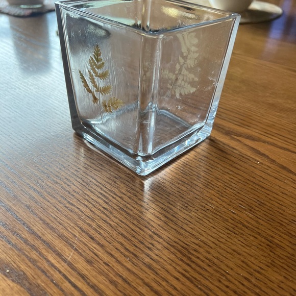 Clear Glass Vase with Fern Design - Picture 8 of 9